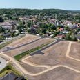 Nye boliggrunde i centrum af Ulstrup tæt på skov og Gudenåen. Foto: Favrskov Kommune