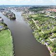 Mellem havnens nuværende midterste del og over mod Randers i nord, skal der bygges en dæmning. Et flertal i Randers Byråd forklarer nu hvorfor de mener, at hele projektet omkring Klimabroen er en nødvendighed. Arkivfoto: Kenneth Stoll-Demant