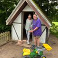 Dorte Sørensen og Pernille Mogensen, pædagogmedhjælpere i Veng Børnehus, tog initiativ til ansøgningen til Klimapuljen. Nu er de i gang med næste del af projektet: at gøre de gamle mursten klar, så de kan få nyt liv i børnenes kommende legehus. Foto: Skanderborg Kommune