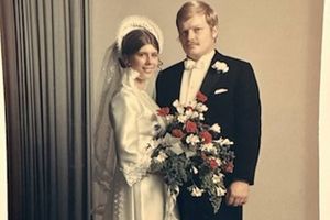Kærlighedslivet med Bamse bød på et væld af søde breve og sange, ind imellem at han glemte at købe sko til deres bryllup og tog ud at spille, da familiens hus brændte.