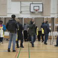 Otte ud af 10 vælgere satte kryds ved et rødt parti hos Globus 1 ved Gellerupparken. Foto: Alexander Nørbjerg