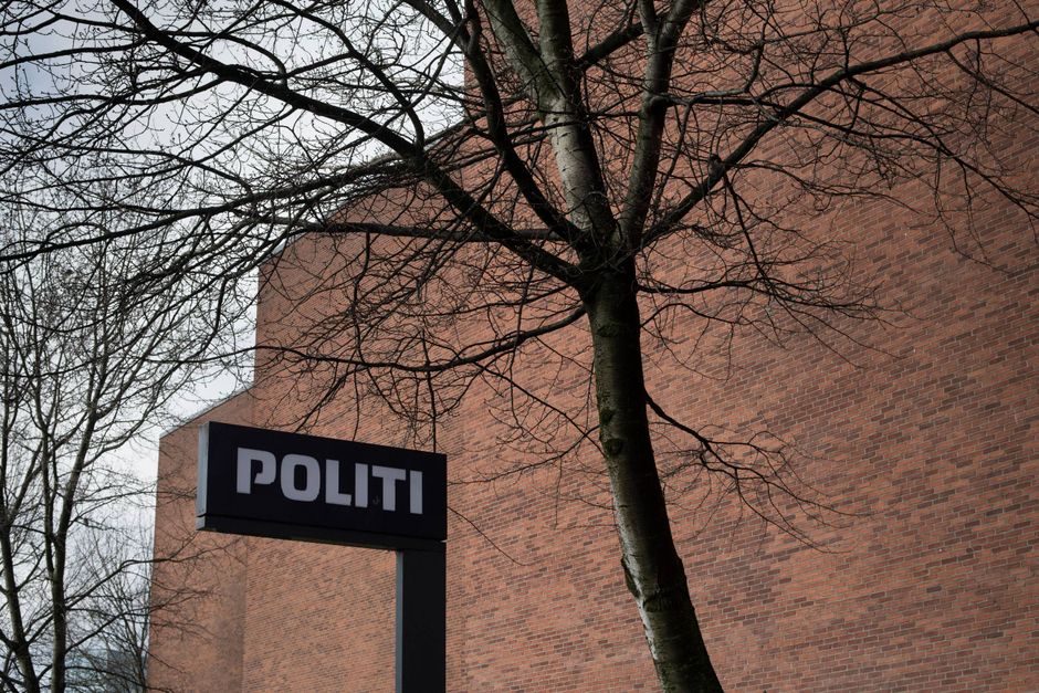Østjyllands Politi oplyser, at en af kredsens betjente mandag er blevet ramt af et vådeskud under en øvelse.