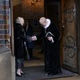 Den nuværende biskop i Aarhus, Henrik Wigh-Poulsen, hilser på dronning Margrethe ved højmesse i Aarhus Domkirke 1. juledag 2024. Henrik Wigh-Poulsen stopper til april, og derfor er der udskrevet bispevalg i Aarhus. Arkivfoto: Ernst Van Norde/Ritzau Scanpix