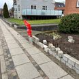 Bilist ramte lygtepæl og havebed på Kirkevej i Hadsten. Foto: jr