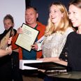 Morten Pihl, Helene Kristine Holst og Lea Katrine Dam på scenen på Kosmopol. Den sidste prisvinder, Asbjørn Kjærgaard-Pedersen, kunne ikke være til stede. Foto: Amalie Mørk Haun
