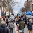 Selvom det ikke var en lund forårsaften, valgte mange skanderborgensere alligevel at lægge vejen forbi Adelgade fredag aften, da Skanderborg City inviterede til LYS Nat med fokus på bæredygtighed. Foto: Per Bille