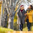 Selv ti minutters gang om dagen har en efftekt på helbredet, viser et nyt studie, der analyserede data fra over 7000 personer på 85 år eller mere. Foto: Adobe Stock.