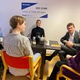 I december 2023 besøgte rådmand Anders Winnerskjold vinderen af den første Idun-pris. Checken på de 25.000 kroner hænger på væggen på "2 Timer om Ugen"s kontor i Gellerup. Arkivfoto: Kim Skovrup Andersen