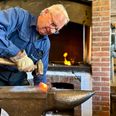 Børge Jensen er et af Smedelaugets 55 medlemmer og fast del af torsdagsholdet. Alle ugens dage undtagen mandage kan gæsterne på museerne på Gammel Estrup komme ind i den gamle smedje fra 1761 og opleve udførelsen af det stlte håndværk. Foto: Simon Carlson