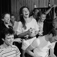 13. juli 1985 var en meget festlig dag i pladestudiet Genlyd. Forrest til venstre er Kim Sagild, der styrede og producerede støttesangen Afrika. Ved siden af ham er teknikeren Tom Rønlov Andersen. I midten af billedet bag ham er det Anne Dorthe, Lis Sørensen, Gitte Naur og Thomas Helmig. Arkivfoto: Steen Tronsgaard