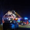 Brandvæsnet rykkede ud med en større styrke til villabrand i Lading. Foto: Presse-fotos.dk