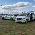 Politiet er lige nu til stede på Skødshoved Havn. Foto: Spotfoto