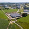 Den største andel af nyt erhvervsbyggeri i Favrskov sker her i det store industrikvarter ved Søften. Dronefoto juni 2020: Michael Wulff