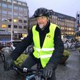 Keld Hvalsø forlader rådhuset - selvfølgelig på cykel - onsdag morgen efter at have været med til nattens forhandlinger efter kommunalvalget i går. Foto: Jeppe Rafn.