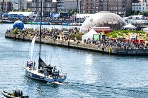 I løbet af seks måneder dyster flere hold om at sejle jorden rundt. Nu er ræset kommet til Aarhus og arrangørerne lover stor folkefest.