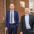 Christian Jakobsen (til venstre) og Morten Dahl er meget begejstrede for den flotte, gamle bygning i Torvegade 4 i Hammel. Pressefoto