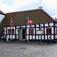 Den Skæve Kro ligger i en bygning, hvis historie kan føres tilbage til 1600-tallet, og den ligger i den ældste del af Ebeltoft, hvor gaderne endnu er brostensbelagte. Fotos: Tage Clausen