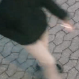 Østjyllands Politi har blandt andet offentliggjort et overvågningsbillede for at finde frem til seriekrænkeren i Trige. Da manden nu formentlig er fundet, viser vi ikke hans ansigt her. Foto: Østjyllands Politi
