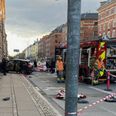 Bilen endte i en husmur, efter den 23-årige blev kørt ned. Foto: Presse-fotos.dk.