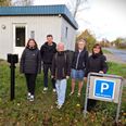 Medlemmerne af bestyrelsen for Balle Borgerhus poserer stolte ved siden af en af de nye ladestandere. Fra venstre er det Laura Møller, Kim Pedersen, Anne Svane, Helle Hansen og Stine Thygesen. Tilsendt foto.