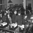 Rationeringskort udleveres på folkeregisteret på Rådhuset under Anden Verdenskrig. Foto: Ukendt fotograf, 1944, Aarhus Stadsarkiv