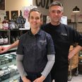Berit Lanther og Michael Nielsen kan godt finde smilene frem i Apetit, selv om det er umanerligt hårde tider for restaurationerne. Der er heldigvis god opbakning fra lokalbefolkningen. En person har blandt andet uopfordret kontaktet ejerne og meldt sig som frivilligt bud for Apetit, hvis de har behov for hjælp. Foto: Apetit