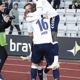 Målscorer Jakob Ankersen bliver tiljublet af Mustapha Bund og Casper Højer Nielsen, der selv senere scorede et pragtmål.