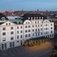 Hotel Royal har været en markant skikkelse i bybilledet i Aarhus i knap 200 år. Nu er den imponerende ejendom sat til salg. Foto: EDC Erhverv Poul Erik Bech