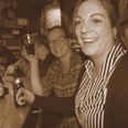 Henriette Gaardsmand Madsen(t.v.) og Sine Jensen kommer tit på Casino Bar for at få en håndbajer og synger gerne med, når der bliver sat vinylplader på.