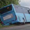 Kort før klokken 8 onsdag morgen forulykkede en skolebus med 20 elever nord for Brejning i Vestjyllands. Foto: Presse-fotos.dk.