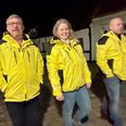 Charsten Lilleris (tv.) var med til at starte Natteravnene i Ebeltoft. Sammen med Keld Nyhuus (th.), som har været med i 15 år, sender han nu en opfordring til, at flere forældre kommer på banen. Natteravnene går altid tre ad gangen, og her er det Sine Steffens, der også er trukket i den gule jakke. Foto: Anne Frank Henriksen