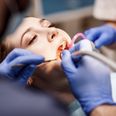 Ombygningen af tandklinikken på Skovvangskolen er første skridt mod at samle kommunens 13 tandklinikker på fire lokationer. Modelfoto: Adobe Stock