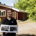 Pernille Elsner bor, hvor tyske generaler engang havde hjemme. I bogen "Luftwaffes Danske Hovedkvarter" kan hun se, at der ikke er sket mange forandringer i det udvendige siden dengang. Det er dog væsentligt større i dag, og indenfor er huset også moderniseret, så det passer til nutidens krav. Foto: Casper Dalhoff