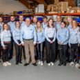 Hele holdet bag JO Hydraulics samlet om jubilæum og den ene grundlæggers 70 års fødselsdag. Foto: Stougaard Fotografi