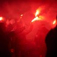 Flere personer var fredag aften forsamlet i Kongensgade i Horsens, hvor de skød fyrværkeri af.