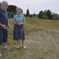 Kjel Bording Johansen, formand for Grundejerforeningen Mosevang, og Anette Stæhr, formand for Grundejerforeningen Søparken, på arealet, hvor der er planer om at bygge seks rækkehuse. Foto: Anne Lønstrup
