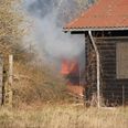 Ilden er opstået i et lille skur ved siden af spejderhytten, og politiet udelukker ikke, at den er påsat. Foto: Presse-fotos.dk.