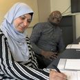 Mælkebøtter har ikke noget med komælk at gøre og 'at strække ben' betyder at røre sig. Sabah Alkadhemy og Claude Mulumba Mukedi lærte forleden nye ord og betydninger i læsegruppen på Viby Bibliotek. Den er åben for alle.