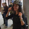Studerende nedprioriterer ofte at købe cykelhjelm på SU-budgettet. Det skal indsatsen Hjelm to Go hjælpe på, hvor de unge kan købe en cykelhjelm til reduceret pris. Foto: Rådet for Sikker Trafik