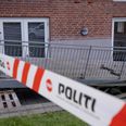 Otte unge mennesker i starten af 20erne befandt sig natten til søndag på altanen, da altanen pludselig rev sig fri af væggen og styrtede ned..Foto: Bo Amstrup/Ritzau Scanpix