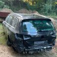En VW Passat blev torsdag eftermiddag fundet ribbet for alt nær Herredsvejen i Gjern. Natten til torsdag var den blevet stjålet fra Lokal Auto i Ry. Privatfoto.