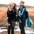 Tilde (til venstre) og en kammerat fra gruppen justerer rygsække i Thys smukke og her våde natur. Foto: Himmelbjergegnens Natur- og Idrætsefterskole.