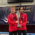 Jesper Østergaard Christensen (t.v.) og Salomon Adam Thomasen med medaljer og pokal fra EM i Litauen. Privatfoto