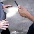 Ung mand blev snittet to gange i maven med en kniv.