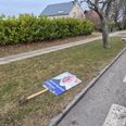 Henrik Rejnholt Andersens valgplakater kysser asfalten i Ebeltoft. Partifællen Lars Gerner, der selv oplevede hærværk mod sine valgplakater under KV25, udtrykker frustration i et opslag på Facebook. Foto: Lars Gerner