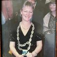 Anna Grethe Dahl havde for første gang Hadstens borgmesterkæde på til kommunens nytårskoncert i januar 1998. Efterfølgende fik hun rettet kæden til, så den bedre passede til hende. Privatfoto