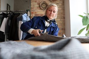 Kasserede kitler, forklæder, bagerbukser og alt muligt andet arbejdstøj får nyt liv i hænderne på kvinderne bag tøjmærket Sig Lund. Den ene af kvinderne er fra Hadsten.