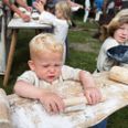 Bag brød som vikingerne gjorde det. Det er på Moesgård Museum. Pressefoto