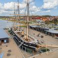 Fregatten Jylland i Ebeltoft er blandt modtagerne af støtte fra NRGi Puljen. Midlerne skal gå til at reducere varmetab og energiforbrug i museets værftsbygninger. Foto: Fregatten Jylland